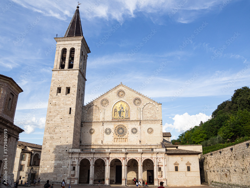 Fachada de la Catedral de Spoleto , de estilo románico, dedicada a la Asunción de la Virgen María , verano de 2019