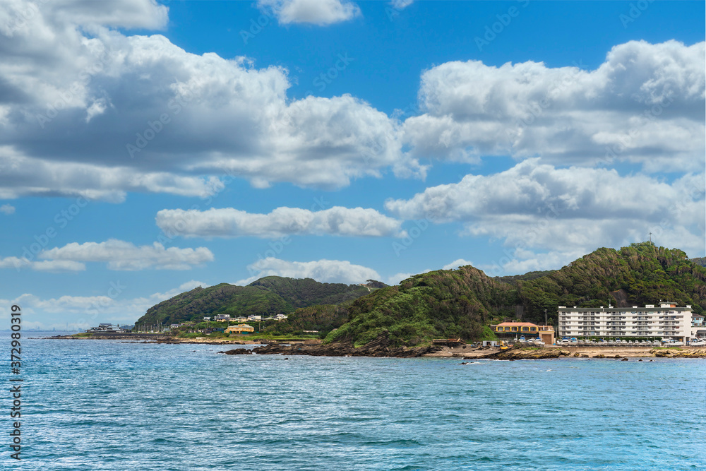 Coast of the Kanaya Marina in Futtsu city along the Uraga Channel with the cliffs of the Bōsō Peninsula .