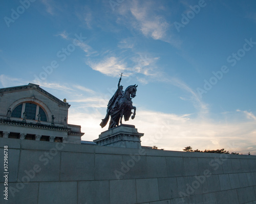 Canvas-taulu King Louis IX statue Art Hill Forest Park St. Louis Missouri USA