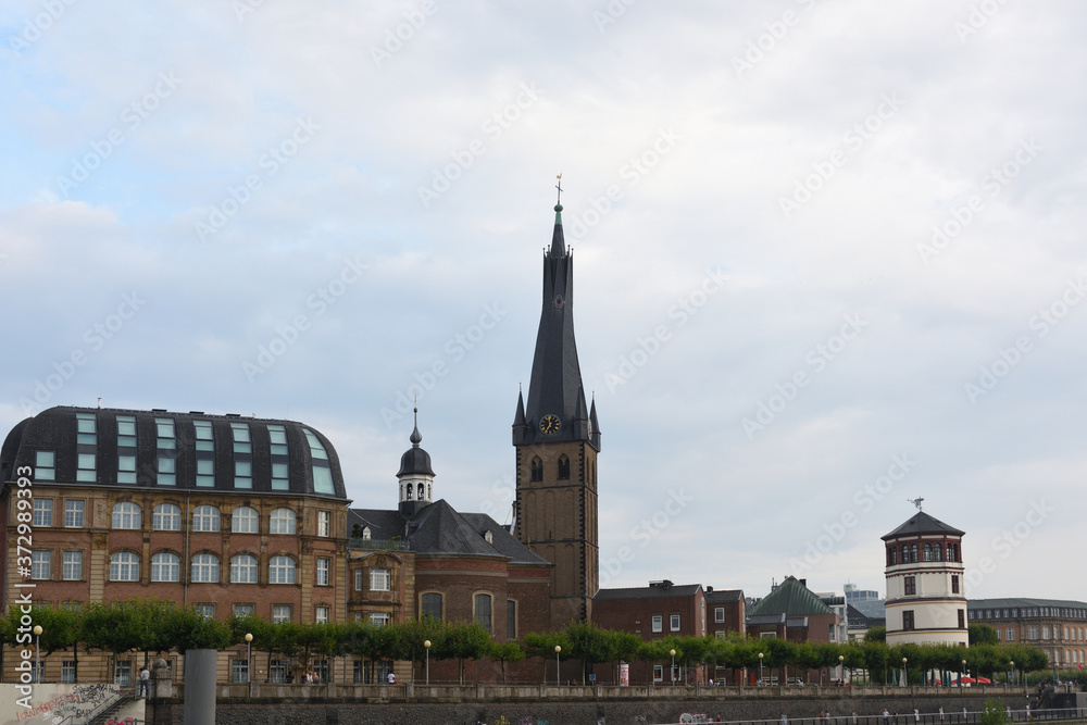 Obraz premium rheinuferpromenade in düsseldorf, deutschland