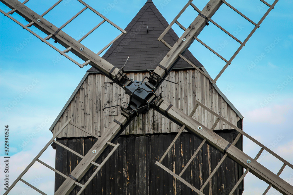 Blick, Details auf eine gut erhaltene alte Bockwindmühle.
