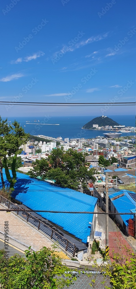 Naklejka premium view of the sea from the sea