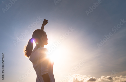 Photo Strong young woman with fist up to the sky