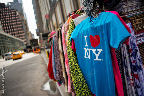 Souvenir merchandising at the streets of Manhattan, New York © Oquio
