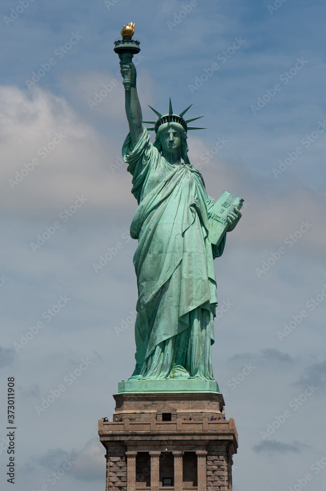Fototapeta premium Statue of liberty seen from the hudson river