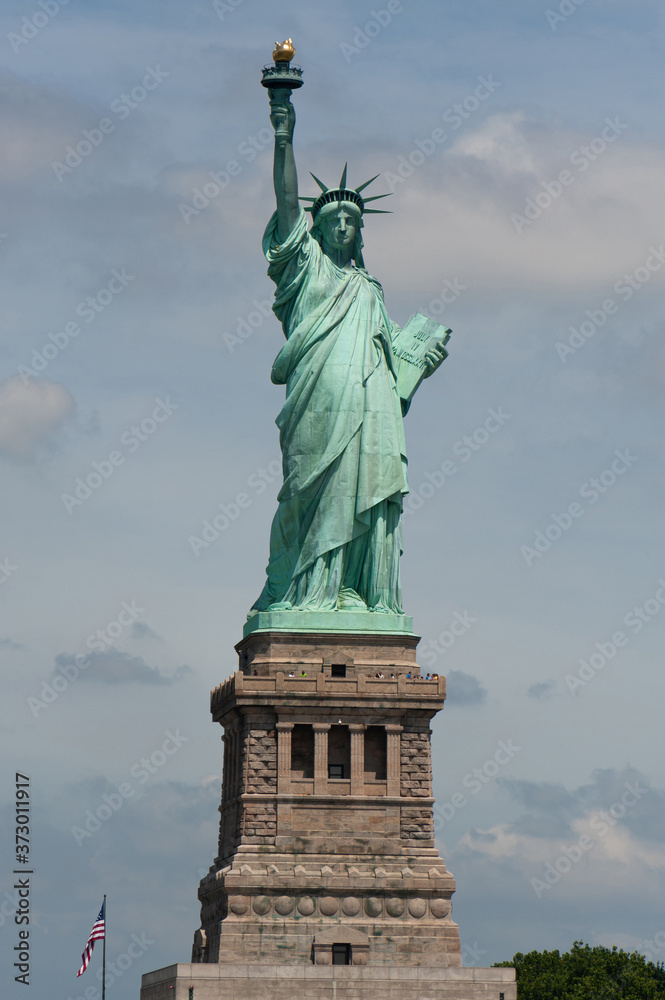 Fototapeta premium Statue of liberty seen from the hudson river