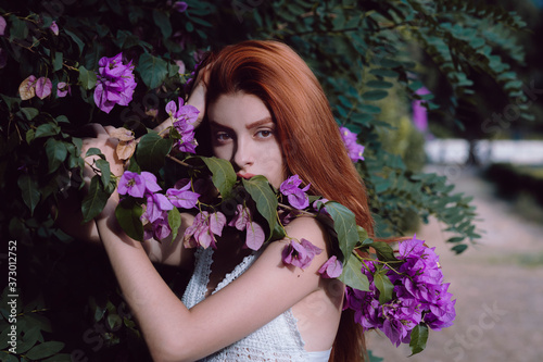 Estate giovane ragazza e bougainvillea lilla