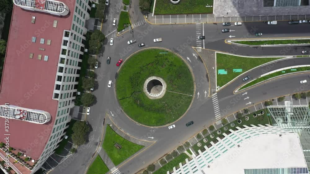 Vista aérea cenital de los automóviles circulando en la glorieta de Paseo de los Tamarindos en Bosques de las Lomas, Ciudad de México