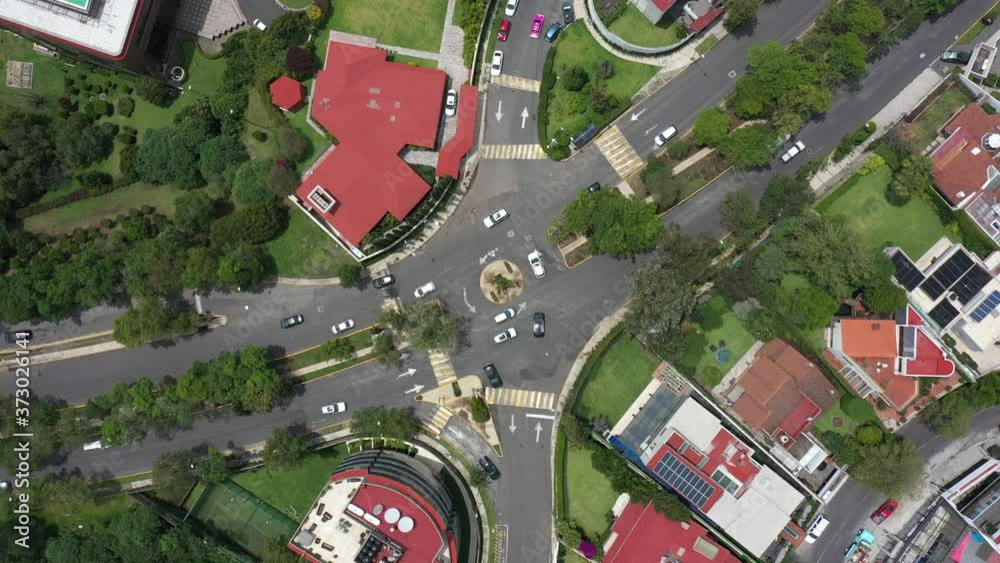 Vista aérea de la circulación vehicular en las calles de Bosques de las Lomas al poniente de la Ciudad de México