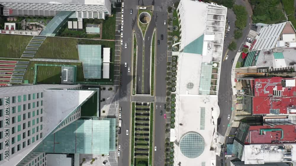 Vista aérea cenital sobre Paseo de los Tamarindos, en Bosques de las Lomas, con edificios corporativos en ambos lados.
