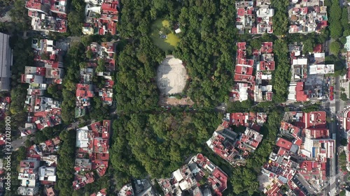 Vista aérea cenital a gran altura del Parque México y Av. Amsterdam en la colonia Hipódromo Condesa de la Ciudad de México