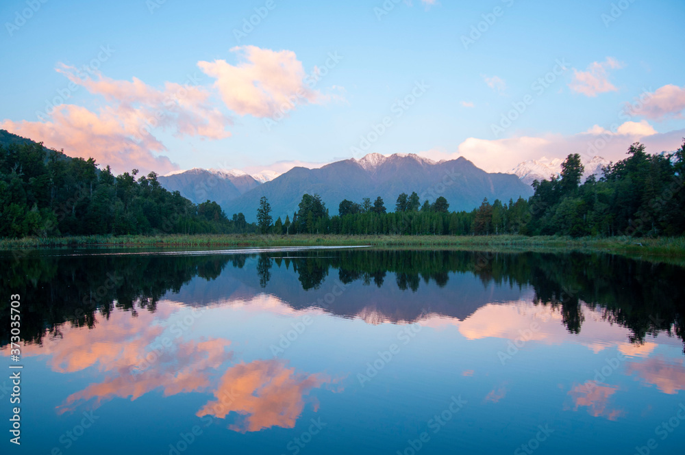 ニュージーランド、南島の美しい夕焼けのマセソン湖