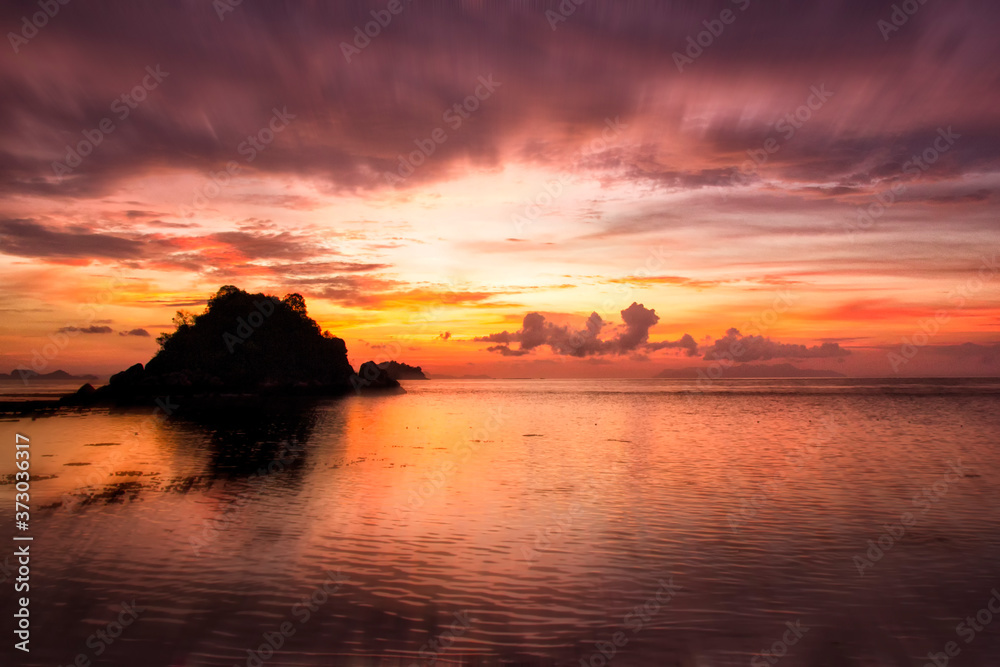 Nature in twilight period which at sea and the nice beach.