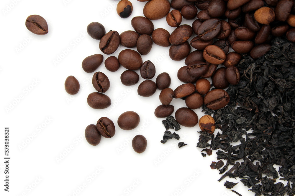 Obraz premium Coffee beans and loose leaf black tea on white background