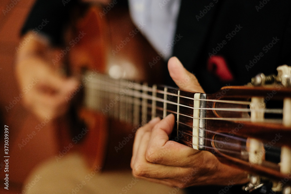 Φωτογραφία Shallow focus shot of a person playing the guitar in Portugal