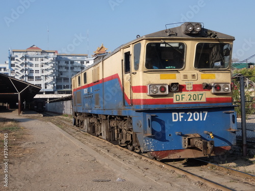 ミャンマー国鉄のディーゼル機関車 © leap111