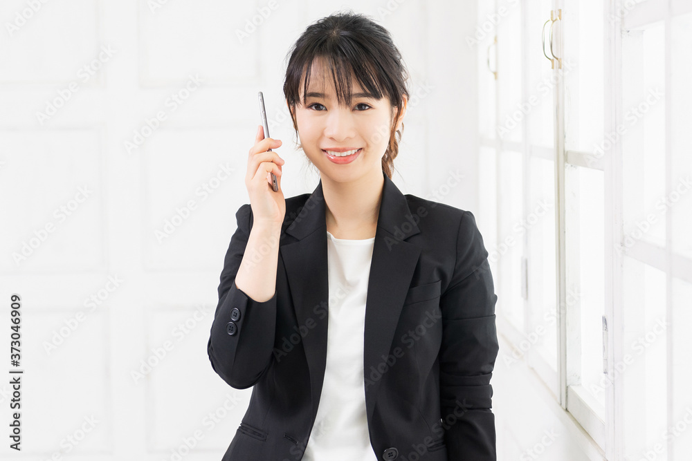 スマホを使う若い女性 スマホを使う若い女性