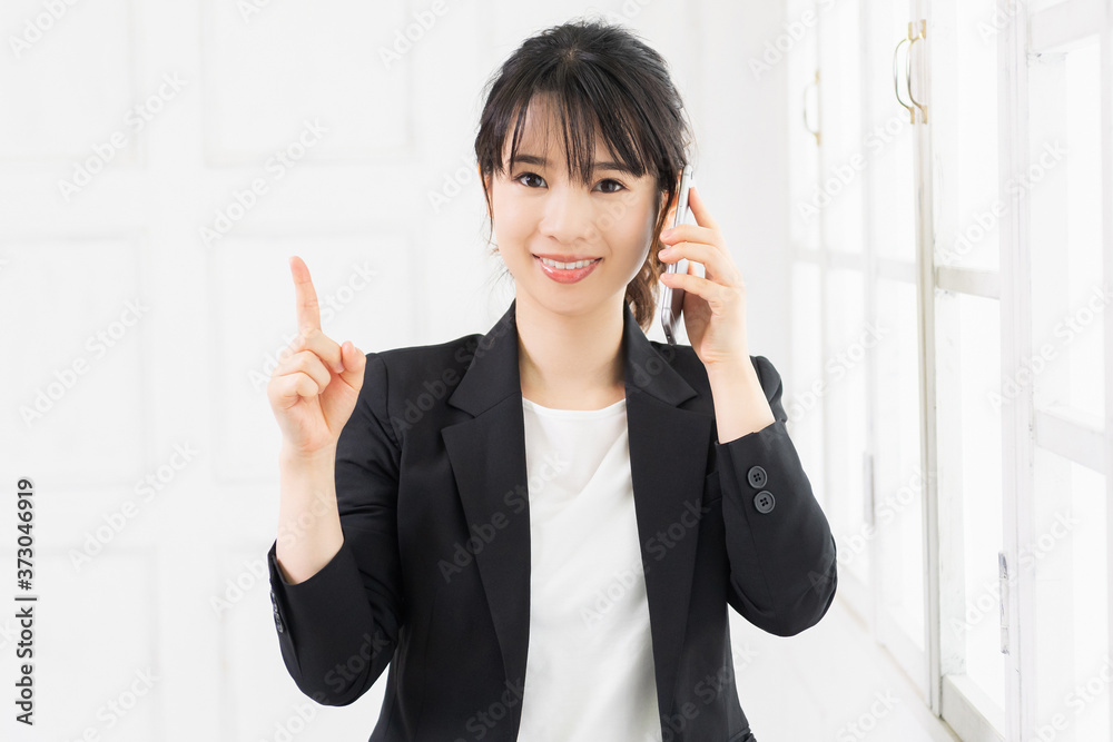 スマホを使う若い女性 スマホを使う若い女性