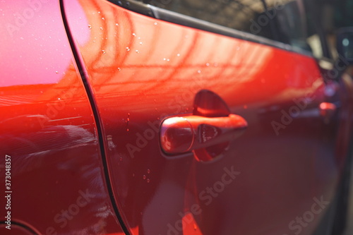 Reflets lumineux sur carrosserie voiture rouge photo