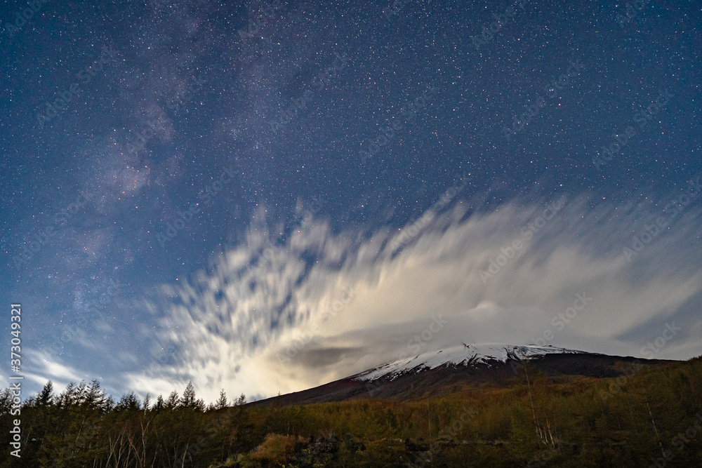 Fototapeta premium 傘雲の富士山と天の川