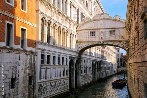 Ponte dei Sospiri (Bridge of Sighs) in Venice, Italy.