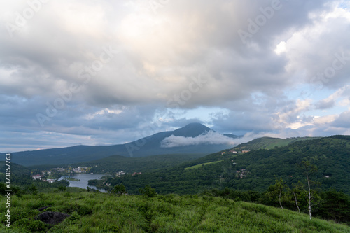 夏の車山高原から白樺湖を望む