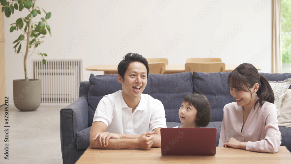 家族団らんのイメージ ノートパソコン 家族団らんのイメージ ノートパソコン