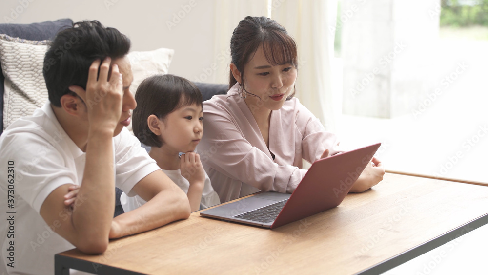 家族団らんのイメージ ノートパソコン 家族団らんのイメージ ノートパソコン
