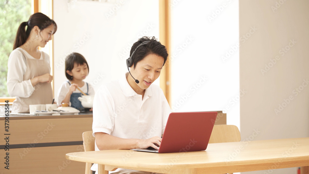 家族イメージ　調理　テレワーク