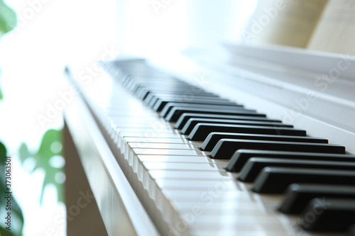 朝の光に照らされた電子ピアノ　 photo