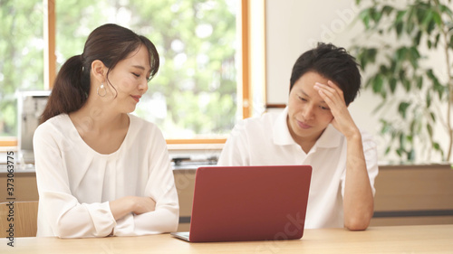 ノートパソコンを使う新婚夫婦  © aijiro