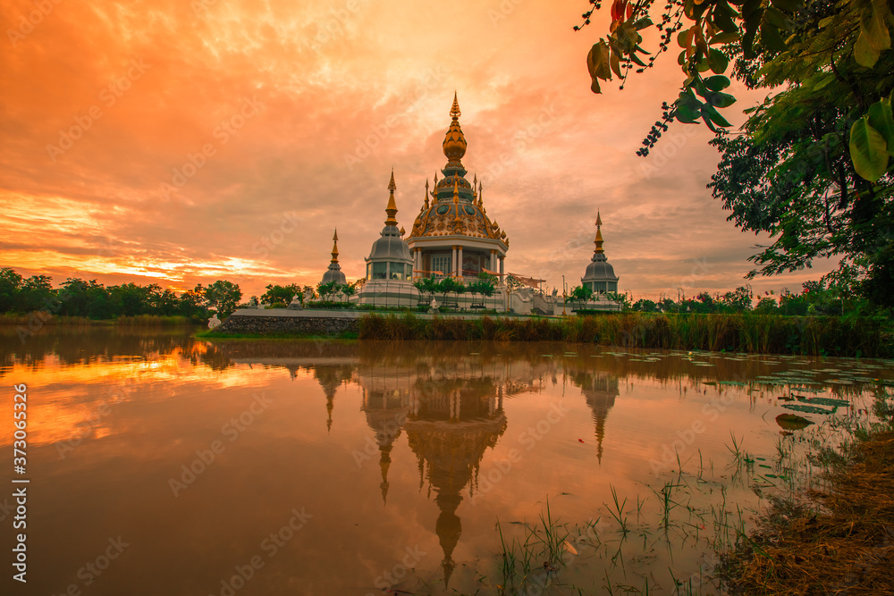 Obraz premium The background of an important tourist attraction in Khon Kaen Province (Wat Thung Setthi) is a large pagoda in the middle of a swamp, tourists always come to see the beauty in Thailand