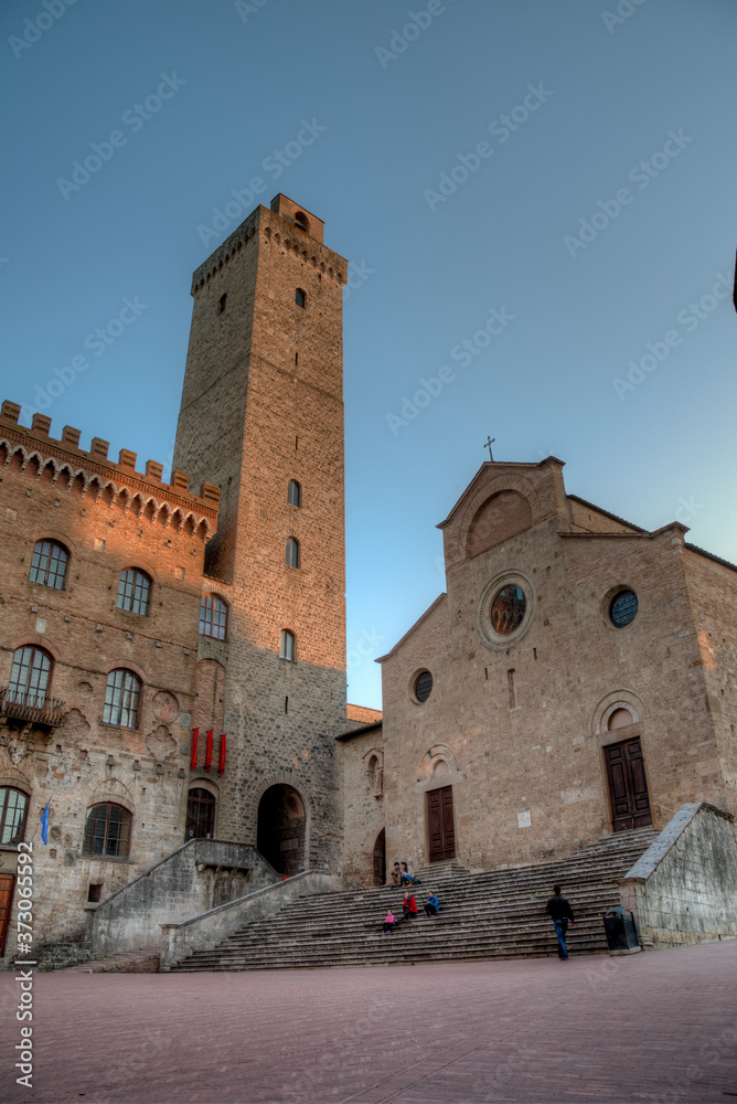 fin de journée dans le centre ville médiéval de San Gimignano en Toscane