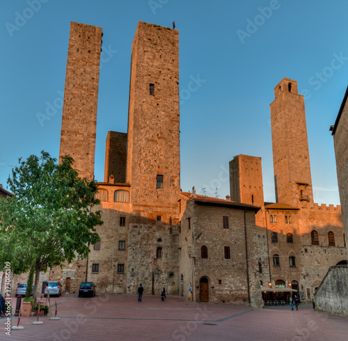 fin de journée dans le centre ville médiéval de San Gimignano en Toscane