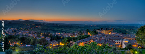 panoramique sur la ville de San Gimignano en Toscane au coucher du soleil