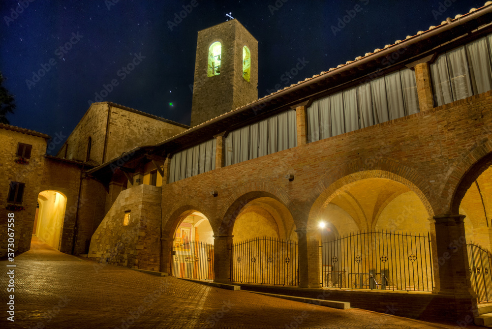 début de la nuit dans le centre ville médiéval de San Gimignano en Toscane