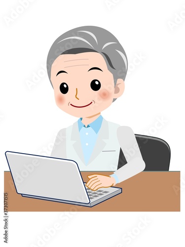 白衣を着た白髪の女性