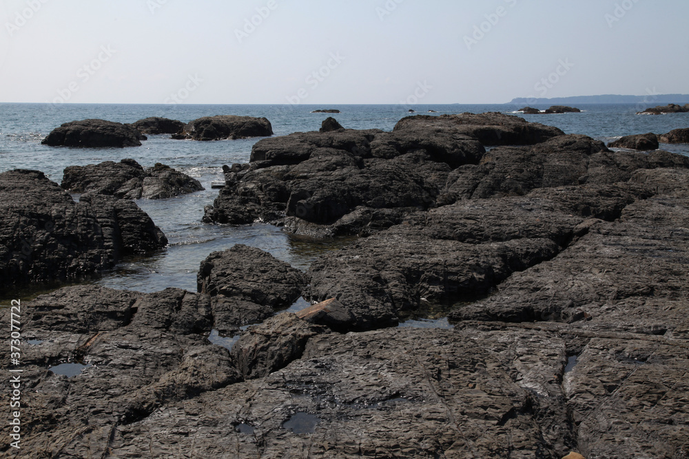 岩石海岸と青い海 和歌山 日本