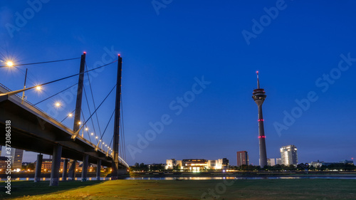 Skyline und Rheinbrücke in Düsseldorf bei Nacht