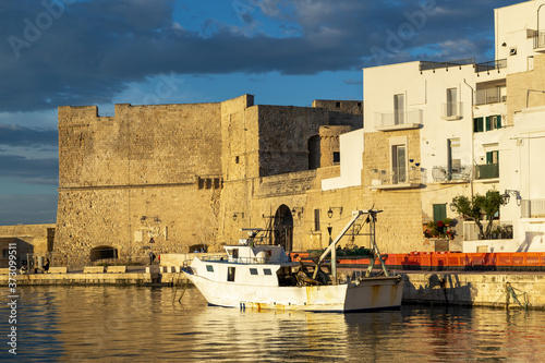 Lumière de fin de journée dans le port de Monopoli en Italie