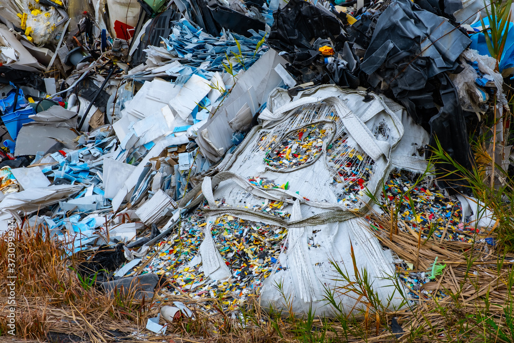 【社会問題】大量の産業廃棄物　ごみ収集
