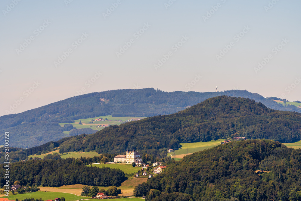 Fototapeta premium Wallfahrtsort Maria Plain mit Wallfahrtsbasilika Maria Himmelfahrt bei Salzburg in Österreich