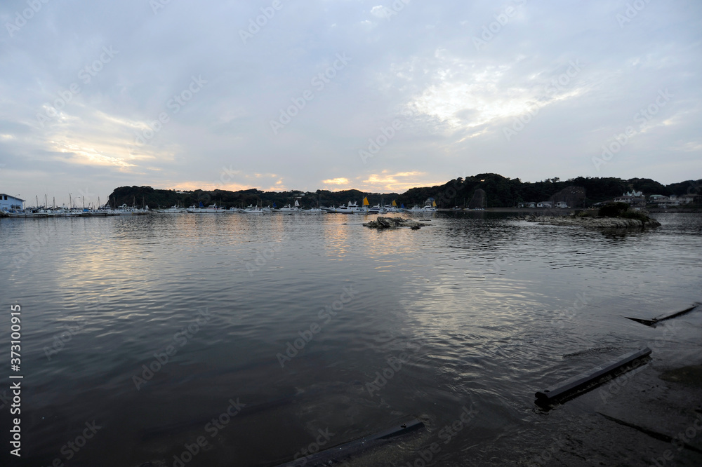 Fototapeta premium 夕暮れの漁港