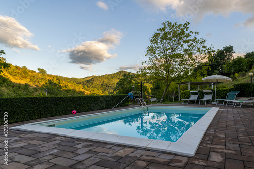 Piscine dans une vall  e arbor  e