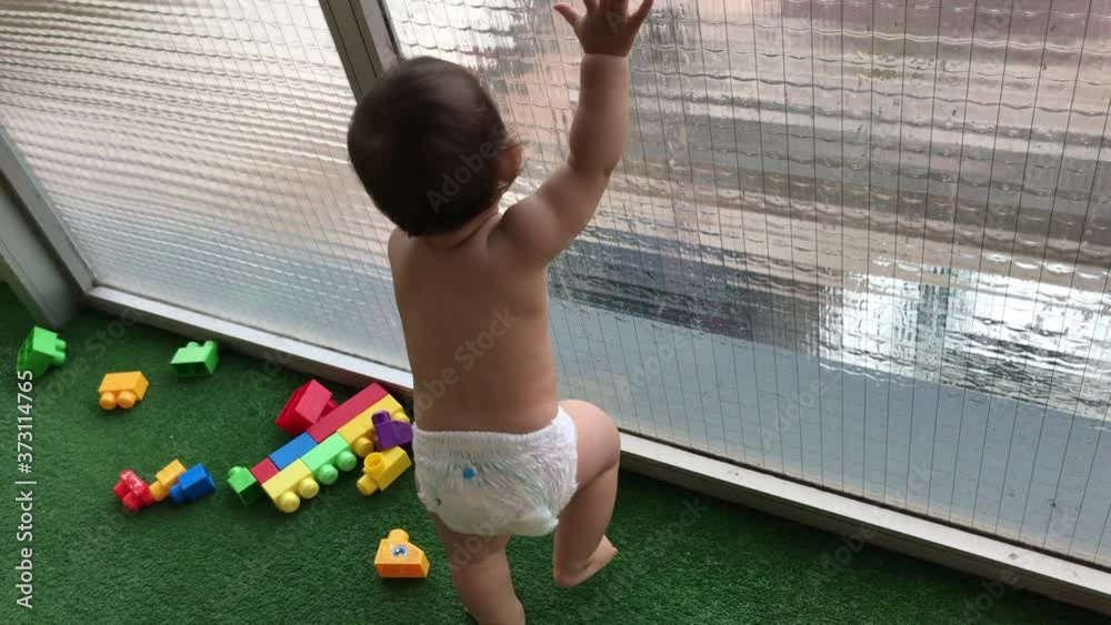Bebé con pañal aprendiendo a andar