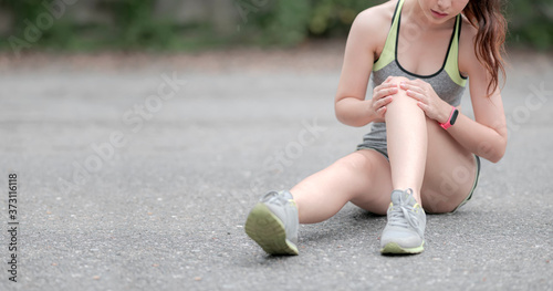 Young female runner knee injury and pain. © NAMPIX