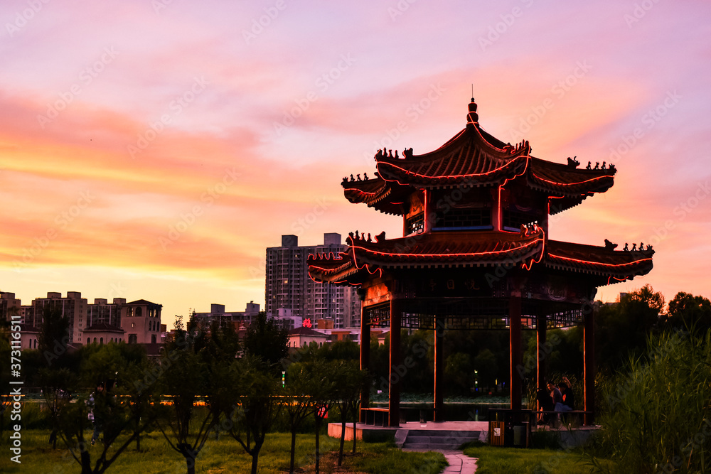 Obraz premium Beautiful city park skyline in the setting sun