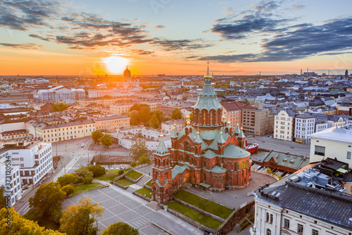 Obraz na płótnie The Uspenski Cathedral, St Nicholas' Church, beautiful sunset on the background, Helsinki, Finland. w salonie