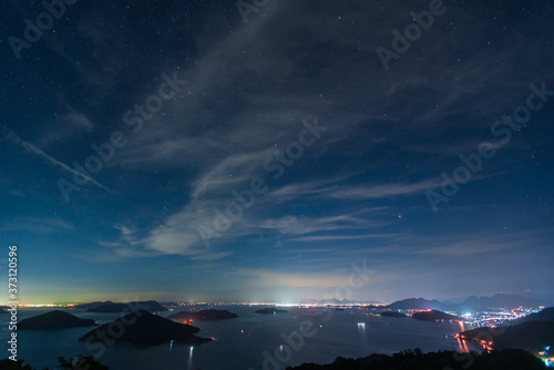 Cuadro en lienzo Night view of the Seto Inland Sea seen from the famous mountain in Mitoyo City,
