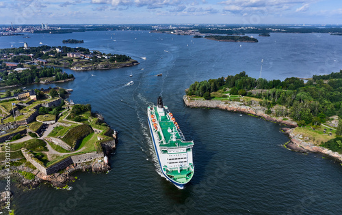 Obraz na płótnie The cruise ferry is departing from Helsinki and moving near the Suomenlinna island, Finland. w salonie